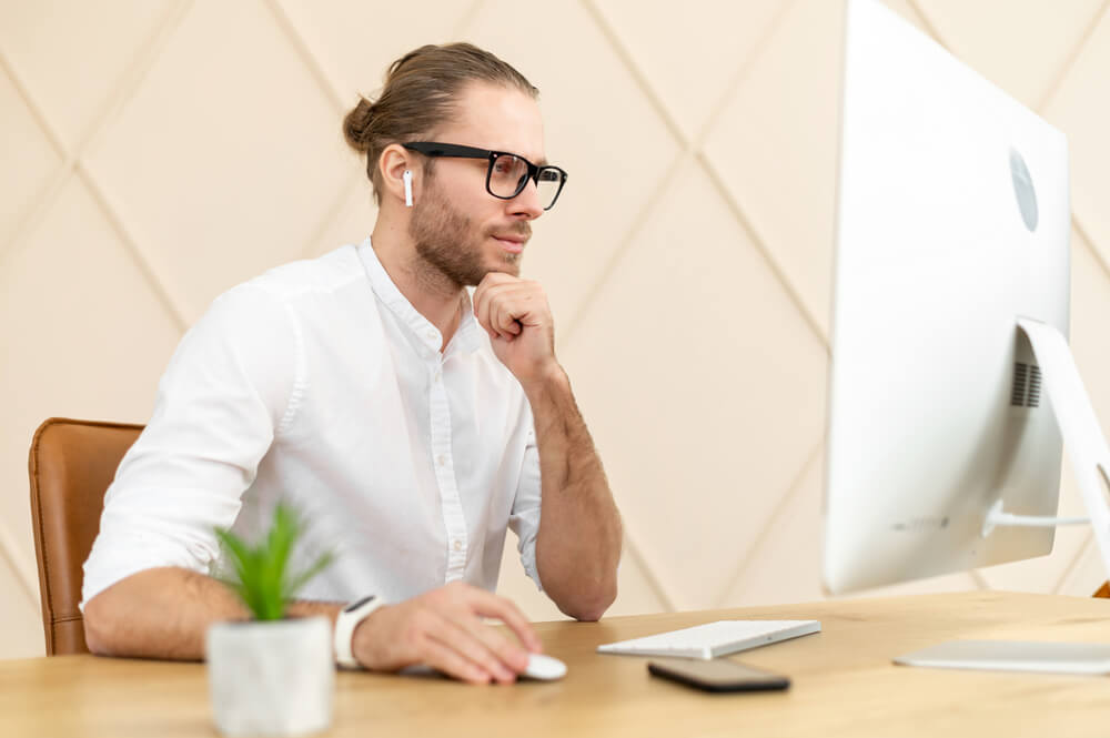 Ein Trader informiert sich über die psychologischen Aspekte des Investierens